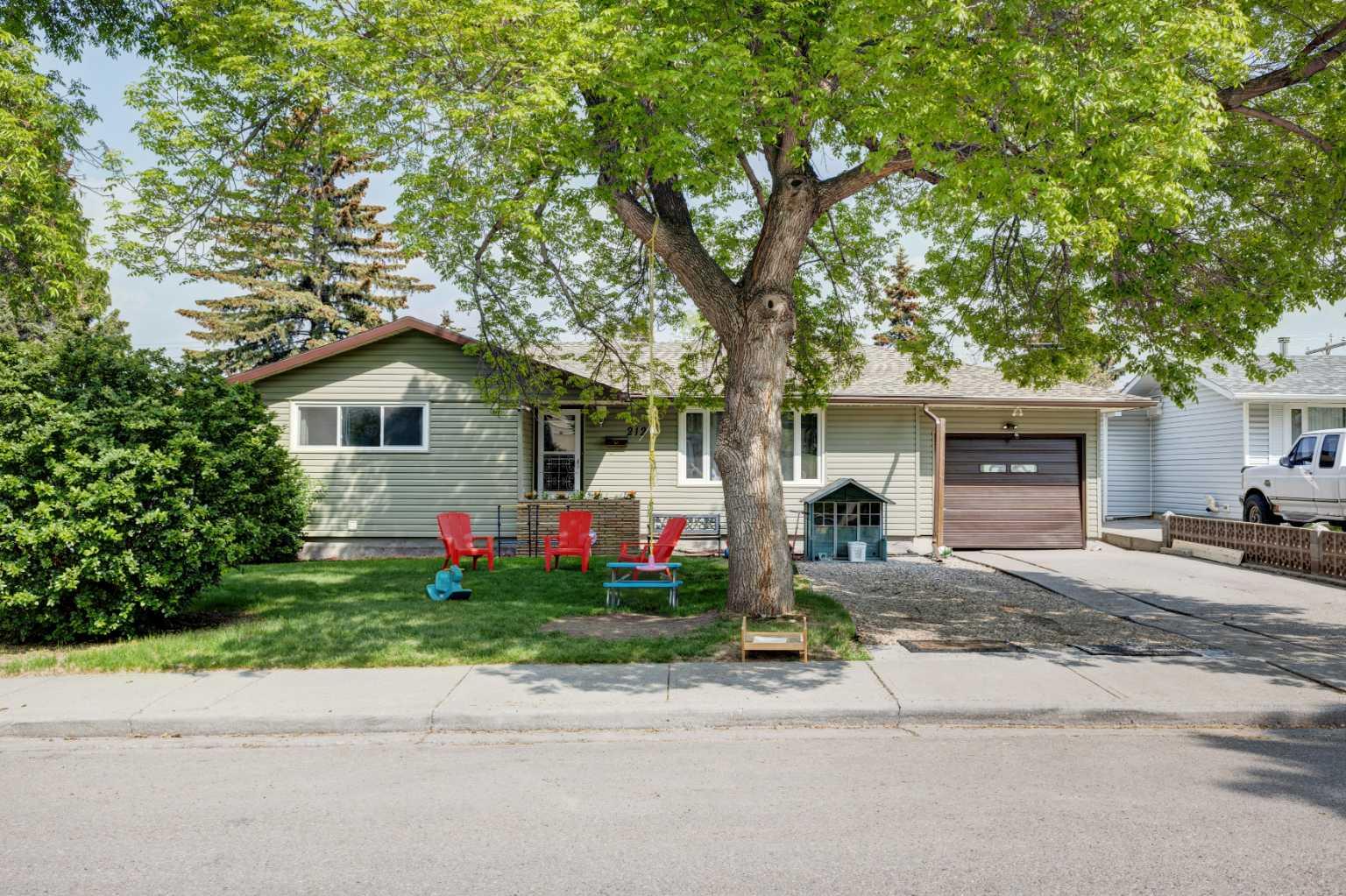 212 Hendon Drive NW Calgary AB T2K1Z2 | MLS #A2327802 MLS #A2327802 image #0